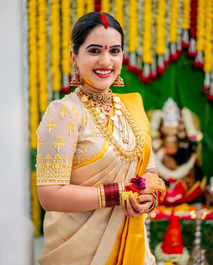 ట్రెడీషనల్ లుక్​లో అందంగా ముస్తాబైన స్రవంతి ఫోటోలకు అందంగా కనిపించింది. నగలు పెట్టుకుని.. అందమైన జ్యూవెలరీతో నిండుగా గాజులు వేసుకుని తెలుగింటి ఆడపడుచులా ముస్తాబైంది.. (Images Source : Instagram/Sravanthi Chokarapu)