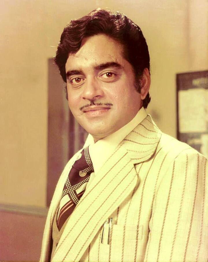 खास बात ये कि अमिताभ बच्चन अपनी इन्हीं दोनों फिल्मों शोले और दीवार के लिए डायरेक्टर्स की पहली पसंद नहीं थे. एक एक्टर ने इन फिल्मों को इनकार किया तो ये अमिताभ बच्चन की झोली में आ गिरीं और आगे की कामयाब कहानी हर फिल्मप्रेमी जानता है.