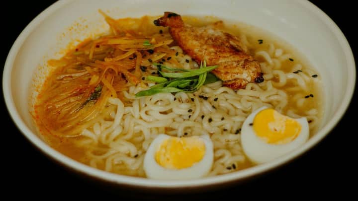 காரமாக சாப்பிடும்போது அது நமது வயிற்றின் வெப்பத்தை அதிகரிக்கும் என்பதை நாம் அறிவதில்லை. இதனால் நமது வயிற்றுக்குள் ஏற்படும் பிரச்சினைகள் என்னென்ன என்று நீங்கள் எப்போதாவது சிந்தித்து உள்ளீர்களா?