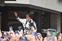 स्टाइलिश चश्मा...ब्लैक एंड व्हाइट जैकेट, संडे दर्शन में फंकी लुक में दिखे बिग बी, हाथ जोड़कर फैंस का कहा शुक्रिया