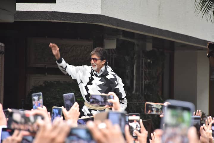 अमिताभ बच्चन की ये तस्वीरें मुंबई में उनके आलीशान बंगले जलसा की है. जहां एक्टर ने आज यानि 1 सितंबर को अपने फैंस से मुलाकात रही.