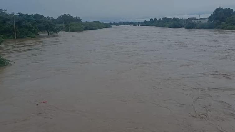 Hingoli Flood 9 people trapped in flood SDRF rescue teams and helicopter called Deputy District Collector's letter to Ministry maharashtra rain Hingoli: हिंगोलीत पावसाचा कहर, शेती पिकांचे मोठे नुकसान