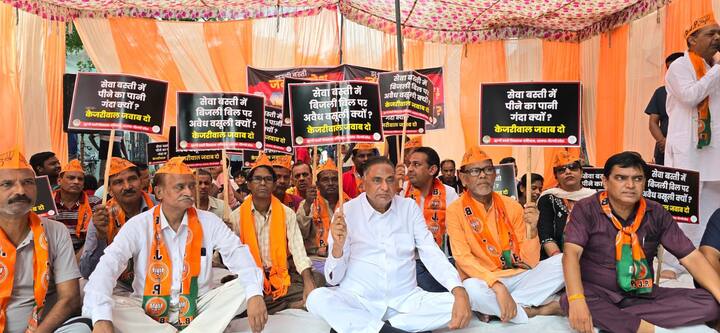 वहीं, सांसद रामवीर सिंह बिधूड़ी इंद्रा कैंप तुगलकाबाद में, सांसद योगेन्द्र चंदोलिया भलस्वा झुग्गी क्लस्टर बादली, सांसद कमलजीत सहरावत गोयला जे.जे. कैम्प मटियाला, सांसद बाँसुरी स्वराज इंद्रा कैंप मालवीय नगर, विधानसभा में नेता प्रतिपक्ष विजेन्द्र गुप्ता संजय बस्ती तिमारपुर में, एनडीएमसी उपाध्यक्ष सतीश उपाध्याय, दिल्ली नगर निगम में नेता प्रतिपक्ष सरदार राजा इकबाल सिंह, प्रदेश महामंत्री विष्णु मित्तल 350 झुग्गी बस्ती करोल बाग में झुग्गी बस्ती जन आक्रोश प्रदर्शनों का नेतृत्व किया.