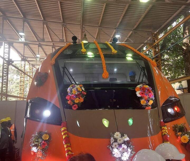 विशेष म्हणजे पुढील तीन महिन्यांत ही ट्रेन प्रवाशांच्या सेवेत रेल्वे रुळावर धावण्याची शक्यता आहे. कारण, रेल्वेमंत्र्यांनी स्वत: याबाबत माहिती दिली. आम्ही पुढील तीन महिन्यांत वंदे भारत स्लीपर कोच रेल्वे रुळावर धावेल यासाठी प्रयत्नशील असून प्रवाशांच्या सेवेत पोहोचेल, अशी अपेक्षा असल्याचे अश्विनी वैष्णव यांनी म्हटले.