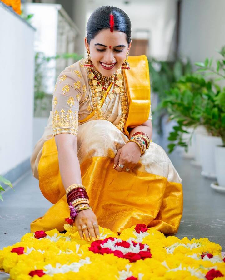 స్రవంతి యాంకర్​గా కెరీర్​ను ముందుకు తీసుకెళ్తుంది. ఆ ఫేమ్​తోనే బిగ్​బాస్​లోకి అడుగుపెట్టింది. కానీ ఎక్కువ రోజులు అక్కడ ఉండలేకపోయింది.(Images Source : Instagram/Sravanthi Chokarapu)