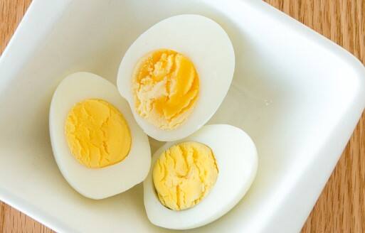 ઈંડામાં બાયોટિન અને પ્રોટીન હોય છે, જે વાળને સ્વસ્થ રાખવામાં મદદરૂપ છે. તમે ઈંડાને તેલમાં મિક્સ કરીને તમારા વાળમાં પણ લગાવી શકો છો.