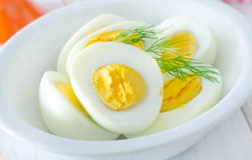 એક સ્વસ્થ વ્યક્તિ દિવસમાં 1-2 ઈંડા ખાઈ શકે છે. ઉનાળાની ઋતુમાં ઈંડાની માત્રા પર વિશેષ ધ્યાન આપવું જોઈએ, કારણ કે તેની પ્રકૃતિ ગરમ છે. નહીં તો સ્વાસ્થ્યને નુકસાન થઈ શકે છે.