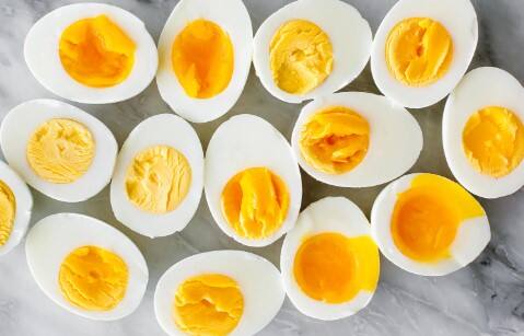 ઈંડામાં ઓછી કેલરી અને વધુ પ્રોટીન હોય છે, જે પેટને લાંબા સમય સુધી ભરેલું રાખવામાં અને વજનને નિયંત્રિત કરવામાં મદદરૂપ થાય છે.