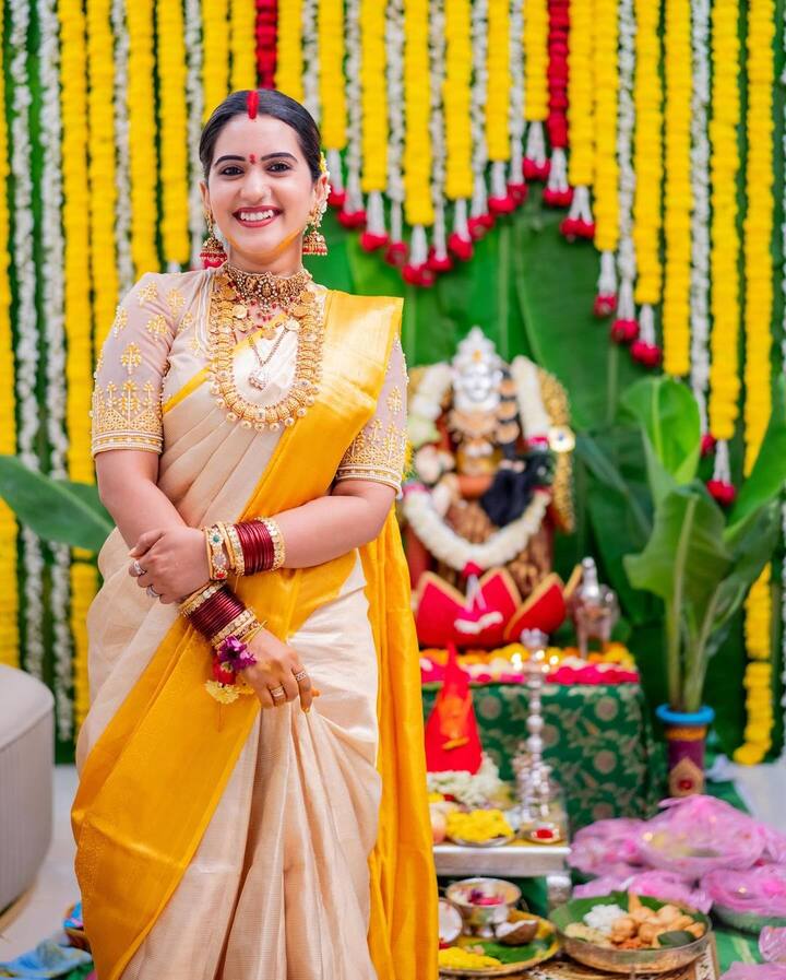 స్రవంతి పవన్ కళ్యాణ్​కి వీరాభిమాని. ఈ విషయాన్ని ఆమె ఎన్నో సందర్భాల్లో చెప్పింది. సోషల్ మీడియాలో కూడా దానికి సంబంధించిన ఎన్నో పోస్టులు షేర్ చేసింది. (Images Source : Instagram/Sravanthi Chokarapu)