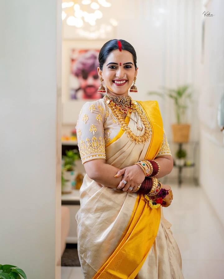 ఫోటోలకు అందంగా నవ్వేస్తూ ఫోజులిచ్చింది. అయితే బ్యాక్​గ్రౌండ్​లో పవన్ కళ్యాణ్ వైపై అభిమానుల దృష్టి పడింది. ఫోటోల్లో ఈమెపై కన్నా.. అవుట్ ఆఫ్ ఫోకస్​లో ఉన్న పవన్​ కళ్యాణ్​ వైపే అందరి దృష్టి పడింది. (Images Source : Instagram/Sravanthi Chokarapu)