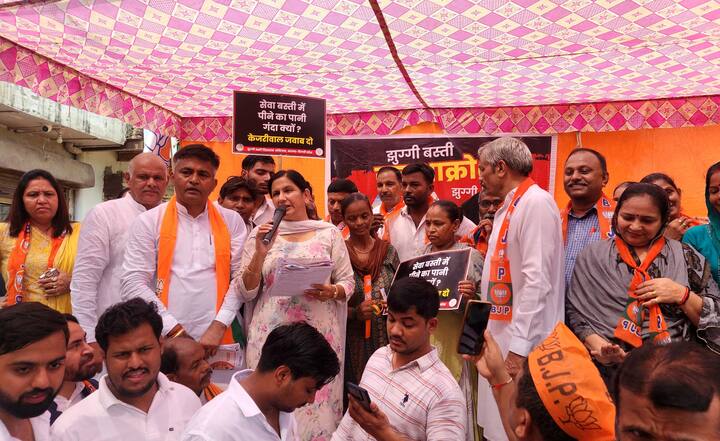 बीजेपी के कार्यकर्ताओं ने झुग्गी और सेवा बस्तियों में सफाई अभियान चलाया, स्वास्थ्य कैम्प लगाये, रक्षाबंधन पर्व मनाया और पिछले रविवार को झुग्गी वासियों के साथ प्रधानमंत्री की