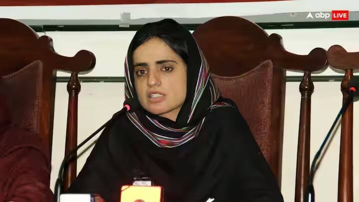 Who Is Mahrang Baloch: આ દિવસોમાં પાકિસ્તાન મેહરંગ બલોચ નામની યુવતીથી પરેશાન છે. મહેરાંગ બલોચ વ્યવસાયે ડૉક્ટર છે, પરંતુ તે બલૂચિસ્તાન પ્રાંતમાં ખૂબ પ્રખ્યાત છે. આ વર્ષે જાન્યુઆરીમાં તેમના નેતૃત્વમાં બલૂચિસ્તાનથી ઈસ્લામાબાદ સુધી 1600 કિલોમીટર લાંબી માર્ચ કાઢવામાં આવી હતી.