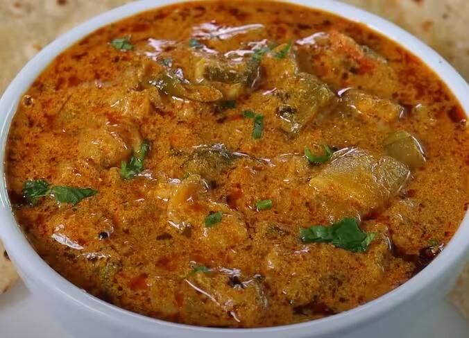 தேவையான பொருட்கள்: துவரம் பருப்பு - 1/2 கப், சுரைக்காய் - 1, வெங்காயம் - 1 நறுக்கியது, தக்காளி - 1 நறுக்கியது, பச்சை மிளகாய் - 3 , பூண்டு - 15 பற்கள், கல்லுப்பு - 1 தேக்கரண்டி, மஞ்சள் தூள் - 1/4 தேக்கரண்டி, மிளகாய் தூள் - 1 தேக்கரண்டி, புளி, தண்ணீர் கொத்தமல்லி இலை
