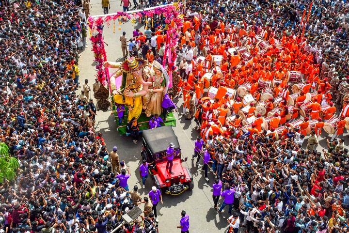 यंदा गणपतीच्या मूर्तीचं स्वरुप काहीसं हटके आहे.