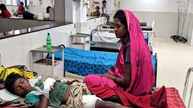 Chhindwara two Children injured After mobile phone Blast in his Hand while charging MP | Chhindwara: चार्जिंग में लगे मोबाइल में जोरदार धमाका, कार्टून देख रहे 2 बच्चे गंभीर रूप से घायल