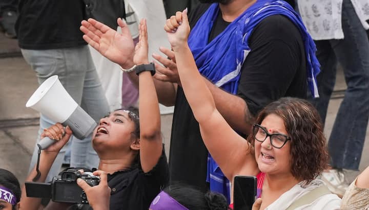 एक्ट्रेस स्वस्तिका मुखर्जी ने चिंता व्यक्त करते हुए कहा, ‘‘नौ अगस्त की घटना को इतने दिन बीत चुके हैं. एक गिरफ्तारी के बाद, हमें जांच एजेंसी से कोई और जानकारी नहीं मिली है. अस्पताल प्रशासन की ओर से इस मौत को आत्महत्या के तौर पर खारिज करने के शुरुआती प्रयास और केवल एक व्यक्ति की गिरफ्तारी ने इस राज्य के लोगों को अपने घरों से बाहर आने के लिए मजबूर कर दिया है. हम सभी न्याय की मांग करने के लिए एक साथ आए हैं.’’