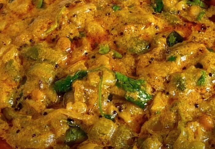 தாளிப்பதற்கு தேவையான பொருட்கள்: நெய் - 1 தேக்கரண்டி, உளுத்தம் பருப்பு - 1 தேக்கரண்டி, கடுகு - 1 தேக்கரண்டி, சீரகம் - 1 தேக்கரண்டி, இடித்த பூண்டு, காய்ந்த மிளகாய் - 2 , பெருங்காயத்தூள் - 1/4 தேக்கரண்டி, கறிவேப்பிலை.