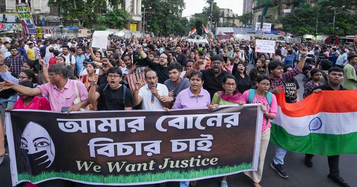 उन्होंने रैली में हमारी रीढ़ की हड्डी बिकाऊ नहीं है नारे के साथ रीढ़ की प्रतीकात्मक छवियां भी प्रदर्शित कीं. तृणमूल कांग्रेस (टीएमसी) की महिला सदस्यों ने बलात्कारियों के लिए मृत्युदंड सुनिश्चित करने के लिए कानूनों में संशोधन की वकालत करते हुए विभिन्न प्रखंडों में विरोध प्रदर्शन किया. इस बीच भारतीय जनता पार्टी (बीजेपी) 29 अगस्त से एस्प्लेनेड में डोरीना क्रॉसिंग पर धरना दे रही है.