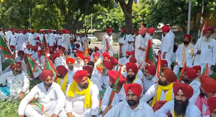 Farmer protest in chandigarh sector 34 ground Farmer Protest: ਚੰਡੀਗੜ੍ਹ 'ਚ ਪਹੁੰਚੇ ਕਿਸਾਨਾਂ ਦੇ ਕਾਫ਼ਲੇ, ਸੈਕਟਰ 34 ਦੇ ਗਰਾਊਂਡ 'ਚ ਲਾਏ ਡੇਰੇ, ਮੰਗਾ ਮਨਵਾਉਣ ਤੱਕ ਡਟਣ ਦਾ ਐਲਾਨ, ਵੱਡੀ ਗਿਣਤੀ 'ਚ ਪੁਲਿਸ ਬਲ ਤੈਨਾਤ