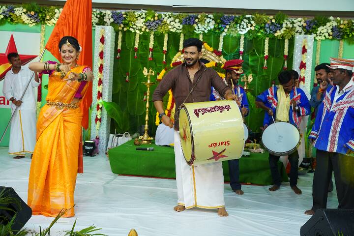 'సత్యభామ' సీరియల్ క్యాస్ట్ తమ మొదటి వరలక్ష్మీ వ్రతాన్ని వరంగల్ ప్రజలతో కలిసి జరుపుకోవడంతో అక్కడి వారందరూ సంతోషం వ్యక్తం చేశారు. ఇంతకు ముందు 'సత్యభామ' తారల వెడ్డింగ్ రిసెప్షన్ వేడుక సైతం వరంగల్‌లో జరిగింది.