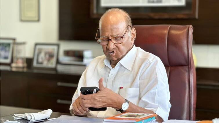 Rahul Desai who has resigned from the post of rural district president of BJP has met Sharad Pawar today Kolhapur Politics Sharad Pawar: मुक्कामाच्या पहिल्याच दिवशी शरद पवारांनी कोल्हापूरचं राजकारण ढवळून काढलं, भाजपचा आणखी एक नेता गळाला?