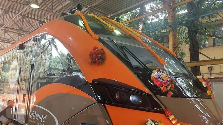 केंद्रीय रेलवे मंत्री अश्विनी वैष्णव ने बेंगलुरु में किया भारत अर्थ मूवर्स लिमिटेड (BEML) की फैक्ट्री में ट्रेन का निरीक्षण