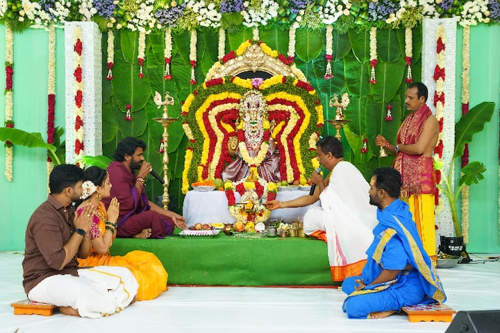 తెలుగింటి సంప్రదాయాలు, సంస్కృతి ఆచారాలకు ప్రముఖ టీవీ ఛానల్ స్టార్ మా ఎప్పుడు ఇంపార్టెన్స్ ఇస్తుంది. ఇటీవల వరలక్ష్మి వ్రతం సందర్భంగా సూపర్ హిట్ సీరియల్ 'సత్యభామ' తారాగణాన్ని వరంగల్ తీసుకు వెళ్లింది.