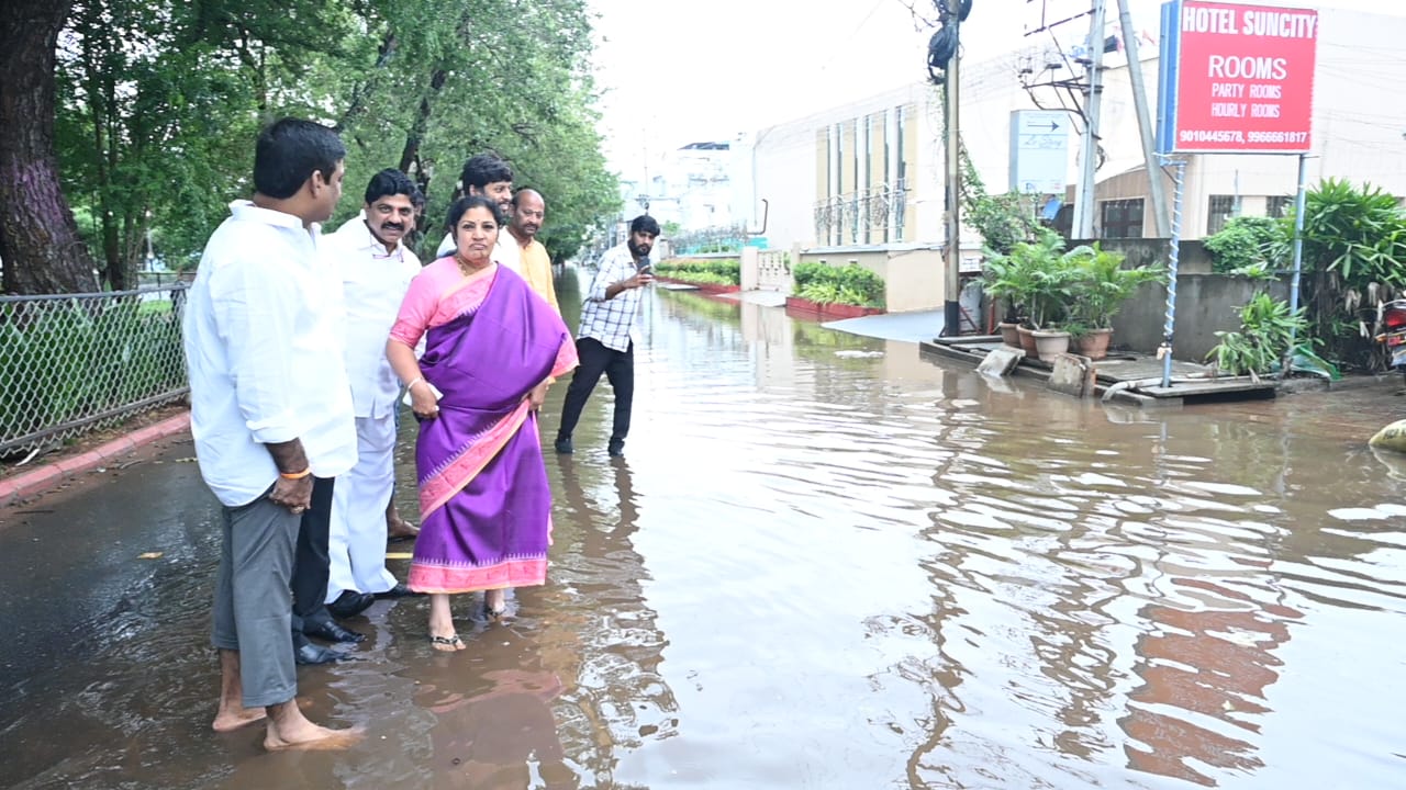 Vijayawada Rains: భారీ వర్షాలకు విజయవాడ విలవిల, ఒక్కరోజులోనే పాతికేళ్ల రికార్డు వర్షపాతం!