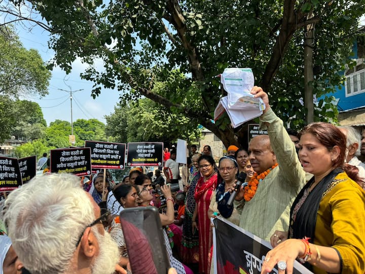 दिल्ली बीजेपी अध्यक्ष ने कहा कि दुखद है कि फ्री बिजली-पानी का सपना दिखाने वालों के शासन में झुग्गी वाले पीने का पानी खरीदकर पी रहे हैं और उन्हे सैकड़ों क्या हजारों के बिजली बिल मिल रहे हैं. झुग्गी बस्तियों में सफाई का अभाव है, डयूसिब के टॉयलेट गंदे हैं और दिल्ली सरकार एवं नगर निगम कोई इन्हे मानवीय सुविधाएं नही दे रहे. उन्होंने कहा कि बीजेपी कार्यकर्ता खासकर झुग्गी विस्तारक झुग्गी एवं सेवा बस्ती वालों की जीवन परिस्थितियों में सार्थक परिवर्तन लाने का काम करेंगे.