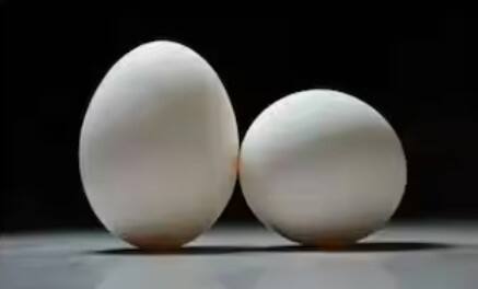 ઈંડામાં લ્યુટીન અને ઝેક્સાન્થિન નામના એન્ટીઓક્સીડેન્ટ હોય છે, જે આંખોની રોશની સુધારવામાં મદદ કરે છે. ઈંડામાં કોલિન નામનું પોષક તત્વ હોય છે, જે મગજના વિકાસ અને યાદશક્તિ વધારવામાં મદદરૂપ થાય છે.