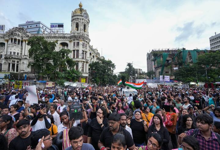 निर्देशक अपर्णा ने कहा, ‘‘हम न्याय की मांग करते हुए एक साथ सड़क पर चल रहे हैं। अगर जरूरत पड़ी तो मैं फिर से सड़क पर उतरूंगी. आम लोगों को जवाब मांगने और सच्चाई जानने का अधिकार है. गहरी पीड़ा हमारे दिल की गहराई से निकलती है, लेकिन हमें न्यायपालिका पर भरोसा है और हम जांच को लेकर आशान्वित हैं.’’