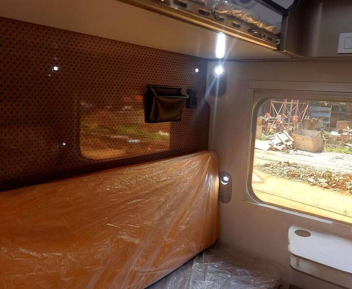 भारत अर्थ मूव्हर्स लिमिटेड (BEML) सुविधेमध्ये वंदे भारत स्लीपर कोचच्या प्रोटोटाइपचे अनावरण रेल्वेमंत्र्यांच्याहस्ते करण्यात आले.