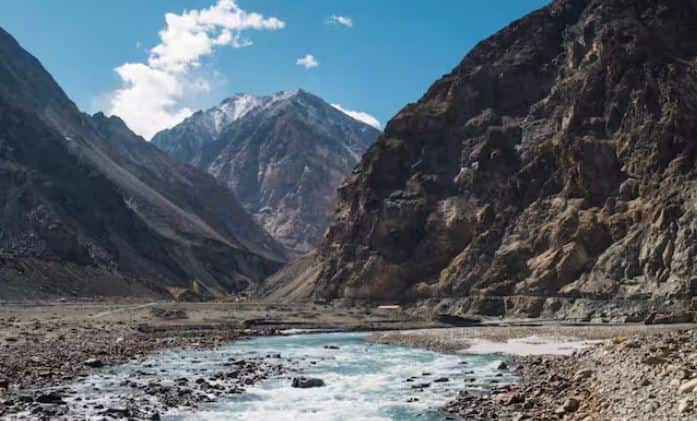 ਹੁਣ ਤੱਕ ਲੱਦਾਖ ਵਿੱਚ ਸਿਰਫ਼ ਦੋ ਜ਼ਿਲ੍ਹੇ ਸਨ, ਲੇਹ ਤੇ ਕਾਰਗਿਲ। ਪਰ ਹੁਣ ਪੰਜ ਨਵੇਂ ਜ਼ਿਲ੍ਹੇ ਬਣਨ ਤੋਂ ਬਾਅਦ ਲੱਦਾਖ ਵਿੱਚ ਕੁੱਲ 7 ਜ਼ਿਲ੍ਹੇ ਹੋਣਗੇ। ਤੁਹਾਨੂੰ ਦੱਸ ਦੇਈਏ ਕਿ ਮੌਜੂਦਾ ਖੇਤਰਫਲ ਦੇ ਲਿਹਾਜ਼ ਨਾਲ ਲੱਦਾਖ ਹਿਮਾਚਲ ਪ੍ਰਦੇਸ਼, ਪੰਜਾਬ, ਹਰਿਆਣਾ, ਕੇਰਲ, ਦਿੱਲੀ ਅਤੇ ਉੱਤਰ ਪੂਰਬ ਦੇ ਰਾਜਾਂ ਤੋਂ ਕਾਫੀ ਵੱਡਾ ਹੈ।