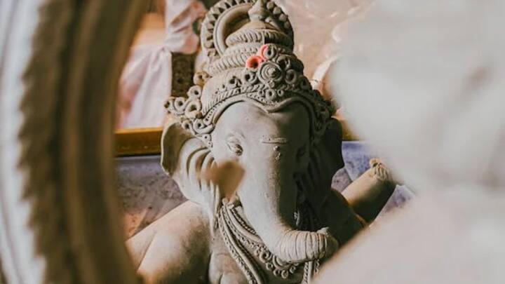 সাধারণত মাটির গণেশ মূর্তি সাধারণত পুজো করা হয়। তবে মাটির গণেশ বাদেও অন্য অনেক জিনিস দিয়ে তৈরি গণেশ মূর্তি সংসারের পক্ষে শুভ হতে পারে। অর্থলাভের সম্ভাবনাও বাড়ে।