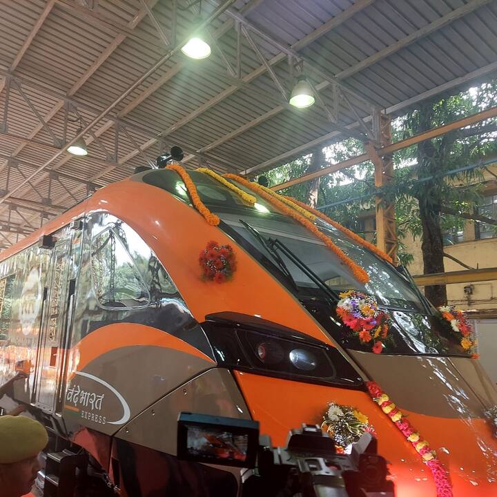 पंतप्रधान नरेंद्र मोदी (PM Modi) यांनी आज (31 ऑगस्ट) रोजी 3 नवीन वंदे भारत ट्रेनना हिरवा झेंडा दाखवला. या तीन ट्रेन चेन्नई ते नागरकोइल, मदुराई ते बेंगळुरू आणि मेरठ ते लखनौ दरम्यान धावतील