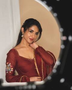 Ruhani Sharma : విరాట్ కోహ్లీ మరదలికి అందమెక్కువే.. అద్దంలో చూసుకుంటూ ట్రెడీషనల్​ లుక్​లో ఫోజులిచ్చిన రుహానీ శర్మ