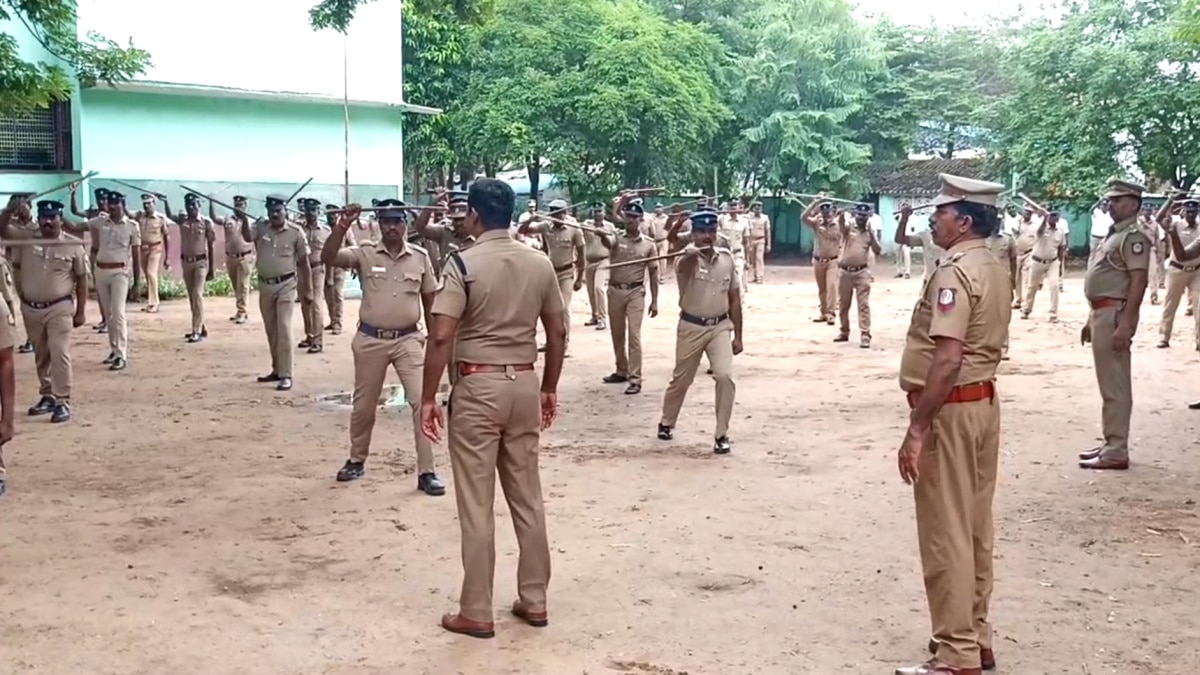 பார்க்கவே படுபயங்கரமா இருக்கு : மயிலாடுதுறையில் நடைபெற்ற லத்தி ட்ரில் கவாத் பயிற்சி...!