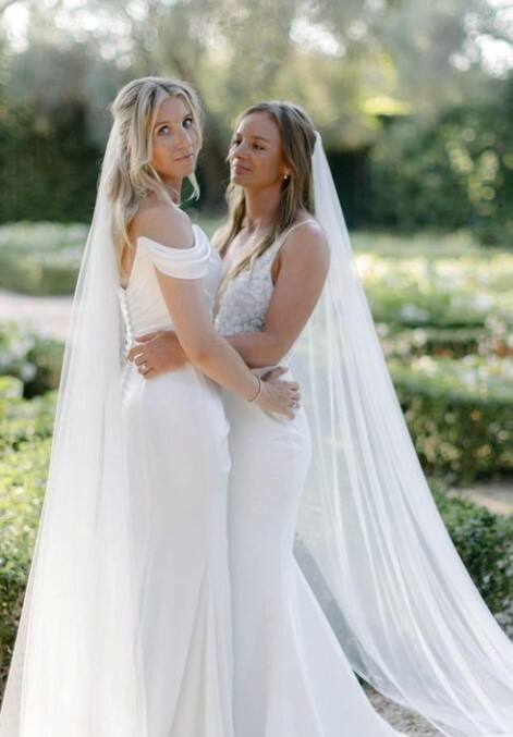 ਸੋਸ਼ਲ ਮੀਡੀਆ 'ਤੇ ਵਾਇਰਲ ਹੋ ਰਹੀਆਂ ਤਸਵੀਰਾਂ   ਸੋਸ਼ਲ ਮੀਡੀਆ 'ਤੇ ਡੇਨੀਅਲ ਵੇਟ ਨੇ ਲੰਡਨ ਦੇ ਕੈਬੇਸ (caabase) ਫੁੱਟਬਾਲ ਕਲੱਬ ਦੇ ਮੁਖੀ ਜਾਰਜ ਹਾਜ ਨਾਲ ਆਪਣੇ ਵਿਆਹ ਦੀਆਂ ਤਸਵੀਰਾਂ ਸ਼ੇਅਰ ਕੀਤੀਆਂ ਹਨ। ਇਸ ਫੋਟੋ ਕੈਪਸ਼ਨ 'ਚ ਉਨ੍ਹਾਂ ਲਿਖਿਆ ਹੈ ਕਿ ਮਿਸਟਰ ਐਂਡ ਮਿਸਿਜ਼। ਇਸ ਤੋਂ ਇਲਾਵਾ ਉਨ੍ਹਾਂ ਨੇ ਵਿਆਹ ਦੀ ਤਰੀਕ 22.08.2024 ਵੀ ਦੱਸੀ ਹੈ।