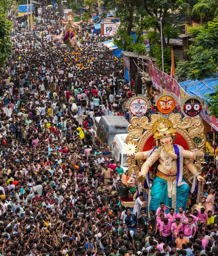 बाप्पाची मूर्ती सुंदर अशी डोळ्याचं पारणं फेडणारी आहे.