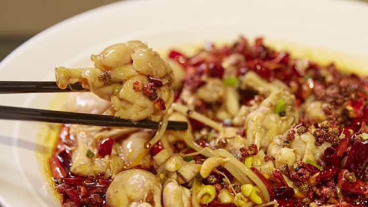 காரசாரமான உணவை அடிக்கடி அதிகப்படியாக சாப்பிட்டால் அதனால் உடலில் செரிமானப் பிரச்சனைகள் ஏற்படும் என்று ஊட்டச்சத்து நிபுணர்கள் எச்சரிக்கின்றனர்.