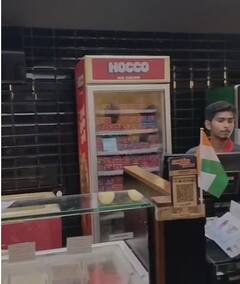 PDPU સર્કલ પાસે આવેલ Hocco ની હોટલના ખાવામાં ગરોળી કે ઉંદરની લીંડી નીકળી