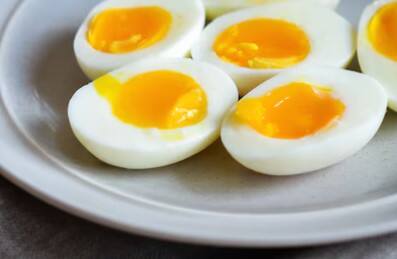 નાસ્તામાં ઈંડા સૌથી વધુ પસંદ કરવામાં આવે છે. ઈંડામાંથી અનેક પ્રકારની વાનગીઓ બનાવવામાં આવે છે. જો તમે માંસાહારી છો તો ઈંડાનું સેવન તમારા માટે પ્રોટીન મેળવવા માટે સારો વિકલ્પ બની શકે છે. પરંતુ શું તમે જાણો છો કે એક દિવસમાં કેટલા ઈંડા ખાવા જોઈએ ?