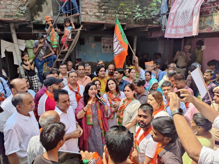 जहां उन्होंने विभिन्न स्थानों पर झुग्गी एवं सेवा बस्ती वासियों को आश्वस्त किया की बीजेपी दिल्ली में सत्ता में आएगी तो उनका जीवन स्तर सुधारेगी और हर गरीब को प्रधानमंत्री आवास योजना का लाभ देकर सबको घर देगी.