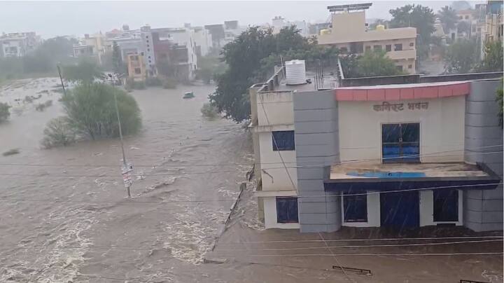 मुसळधार पावसानं रस्ता दिसेनासा झालाय. घरांचे, अपार्टमेंटचे ग्राऊंड फ्लोअर पाण्याखाली गेले आहेत.