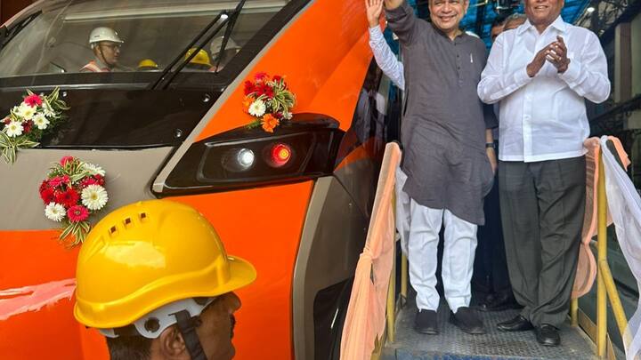 केंद्रीय रेलवे मंत्री अश्विनी वैष्णव ने रविवार (01 सितंबर) को वंदे भारत स्लीपर ट्रेन की झलक दिखाई.