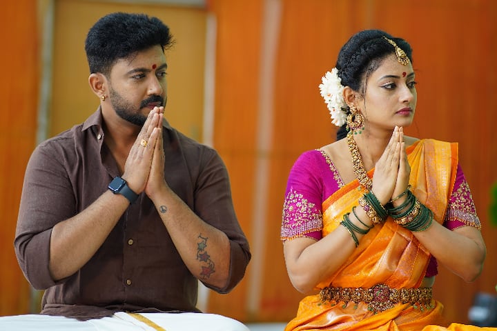 వరలక్ష్మీ వ్రతం కార్యక్రమానికి భారీ సంఖ్యలో వరంగల్ ప్రజలు, ముఖ్యంగా పెద్ద సంఖ్యలో మహిళలు తరలివచ్చారు. భక్తి శ్రద్దలతో పవిత్రోత్సవాలు తిలకించారు. వరలక్ష్మి పూజా కార్యక్రమాల్లో నిమగ్నమై భక్తిశ్రద్ధలతో వ్రతాన్ని నిర్వహించిన నిరంజన్, ప్రేరణ.