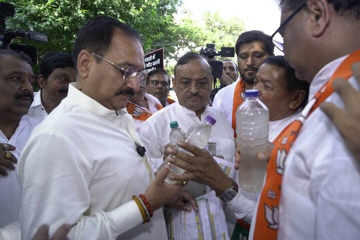 बीजेपी की राष्ट्रीय मंत्री एवं दिल्ली की सह प्रभारी डॉक्टर अलका गुर्जर, आनंद विहार क्लस्टर में झुग्गी क्लस्टर वासियों के प्रदर्शन में हुई और कहा की दुखद है कि अरविंद केजरीवाल हो या कांग्रेस दोनों ने झुग्गीवासियों को वोट बैंक तो माना पर उनका जीवन स्तर सुधारने के लिए कोई काम नहीं किया. जनवरी 2025 में दिल्ली में बीजेपी सत्ता में आएगी और झुग्गी एवं सेवा बस्तियों में बेहतर जन सुविधाओं के साथ ही इनके बच्चों की शिक्षा एवं जीवन सुधार पर ध्यान देगी.