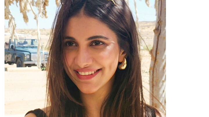 দেব ও রুক্মিণী যে ঠিক কোথায় ঘুরতে গিয়েছিলেন তা তাঁদের ছবিতে স্পষ্ট নয়। সোশ্যাল মিডিয়ায় একসঙ্গে ছবিও শেয়ার করেননি তাঁরা।