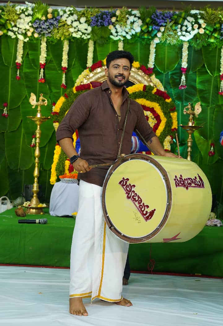 'సత్యభామ' సీరియల్ స్టార్ నిరంజన్ దరువు వేసి... వరలక్ష్మి వ్రతం చూడటానికి వచ్చిన ప్రేక్షకులను ఎంటర్‌టైన్ చేశారు. పంచెకట్టు, షర్టులో అచ్చమైన తెలుగు ఇంటి యువకుడిలా కనిపించారు.