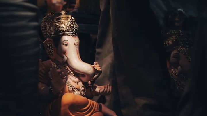 মাটির গণেশের মূর্তির বদলে কাঠের মূর্তিও বাড়িতে আনতে পারেন। তবে কাঠের মূর্তি যেন পিপল, আম বা নিম কাঠের হয়।